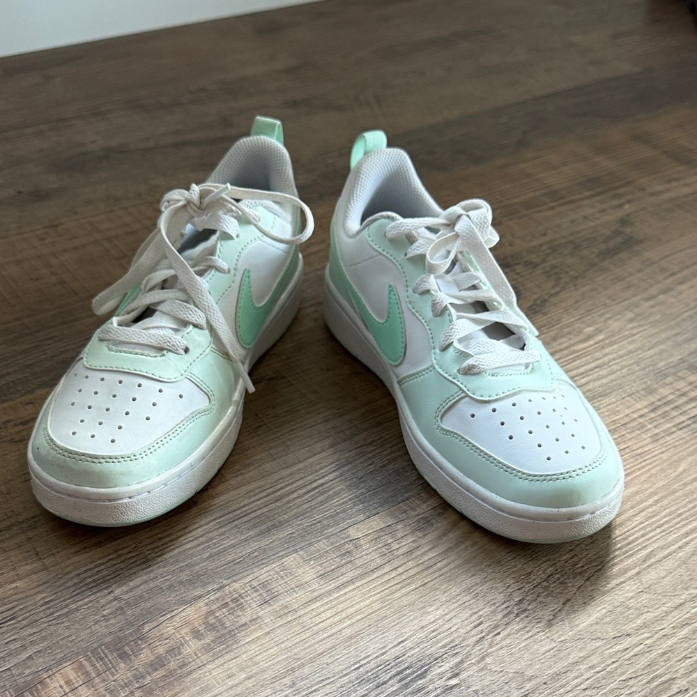 Nike Kids Low Sneakers in Mint and White Size 5 Big Kids - Picture 3 of 14